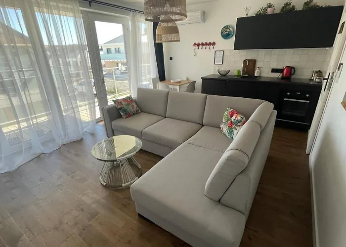 Mechelinki, Wysoki Standard. *